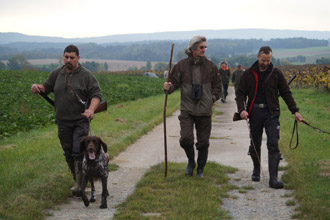 hundefuehrer auf weg